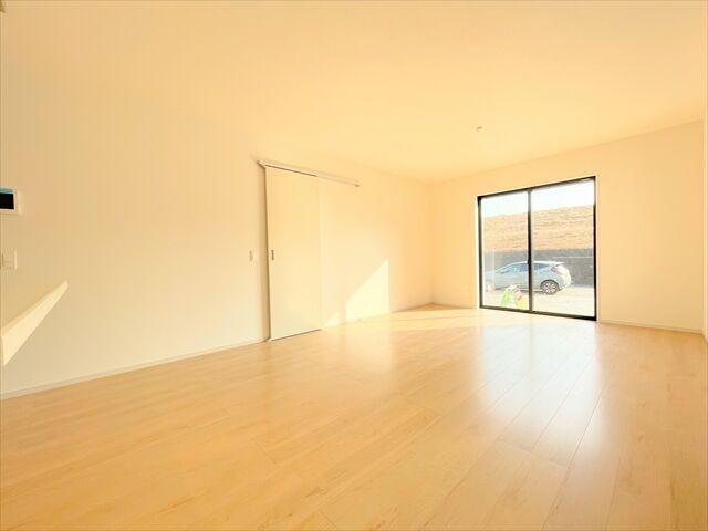 自分の好きなソファやテーブル、インテリアグッズを設置できます。
カーペットなどの床材や、テーブル、ソファーなどのインテリアにこだわってもいいですね。