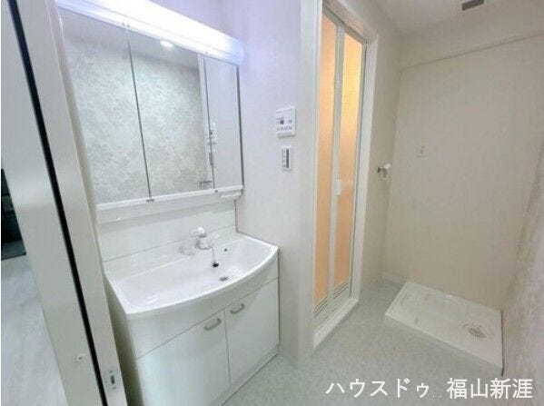 鏡の後ろにも収納できる三面鏡です。シャワーヘッドで楽々手も洗いやすいです。