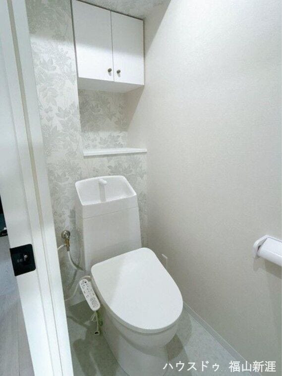 高機能トイレで毎日のお掃除も楽々です。小棚付きでレイアウトもできますね。