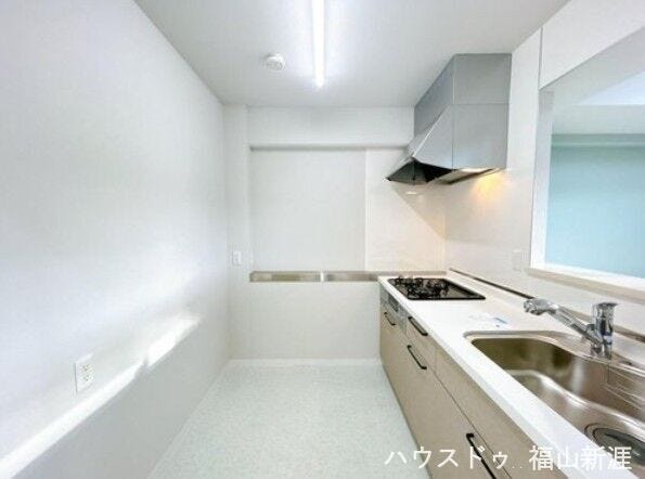 幅のあるキッチンなのでカップボードや冷蔵庫を置いても圧迫感がないです。