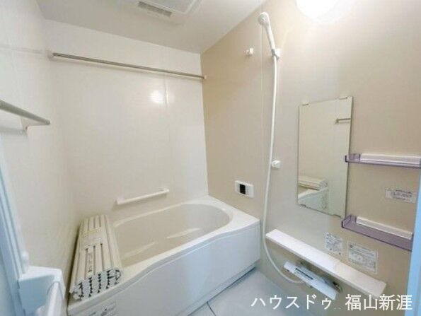 ゆったりできる大きい浴槽を使用。
浴室もリフォーム済みです♪