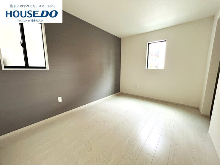 【プライベートルームの過ごし方】ベッドや机などの家具を置いてもゆとりある広さ。何にも邪魔されたくない一番のプライベート空間だから、過ごしやすさは大切にしたい・・・。