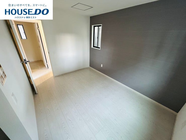 【プライベートルームの過ごし方】ベッドや机などの家具を置いてもゆとりある広さ。何にも邪魔されたくない一番のプライベート空間だから、過ごしやすさは大切にしたい・・・。