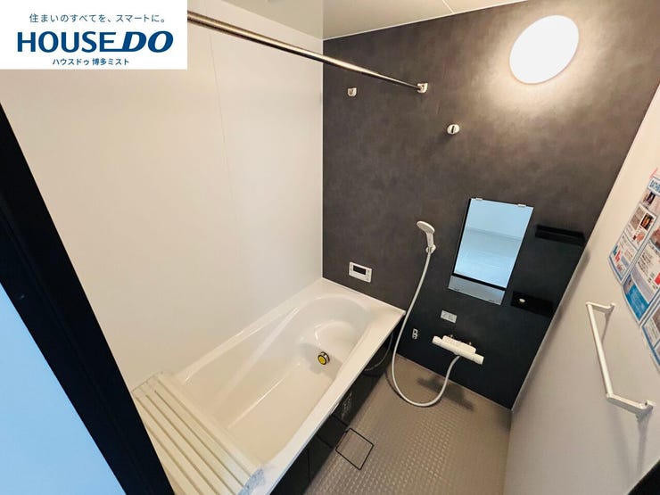 【一日の疲れを癒す、のんびりお風呂】デザイン性に優れた浴槽でゆったりとしたバスタイムを演出。ベンチ付きなので半身浴も楽しめます。