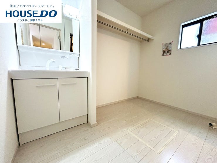 【家族みんなの使いやすさ】お手入れしやすく使いやすい3面鏡付きの洗面台。収納スペースも広く、洗剤や掃除道具をたっぷりと収納できます。