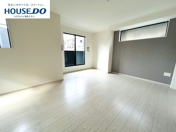 【家族の時間、穏やかな空間】家族が集まるリビングは床や壁をシンプルなテイストに。居心地が良いから自然と集まり、特別なことはしないけど、家族といる安心感は大切♪