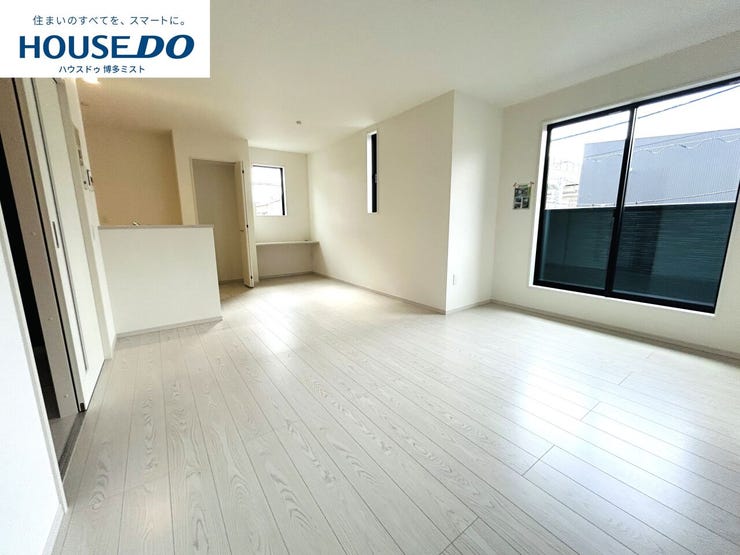 【家族のいやし時間】穏やかな光が入るリビング。忙しい毎日だからこそ、家族と過ごす時間は大切。家族みんなが快適なリビングだから、忙しい朝も、くつろぎの夜も、楽しい時間が過ごせます。