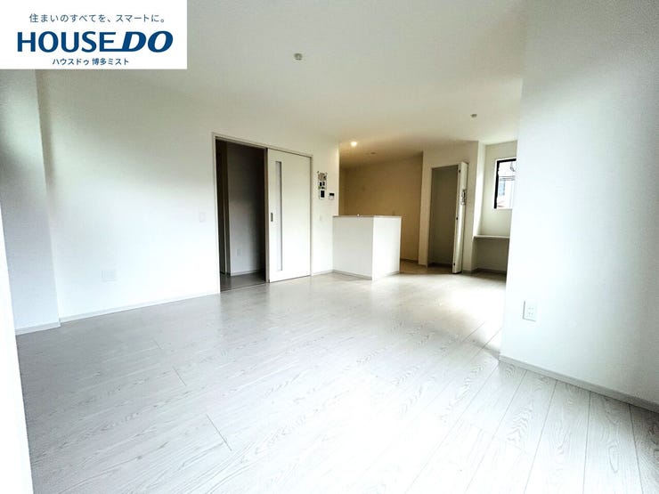 【家族の時間、穏やかな空間】家族が集まるリビングは床や壁をシンプルなテイストに。居心地が良いから自然と集まり、特別なことはしないけど、家族といる安心感は大切♪