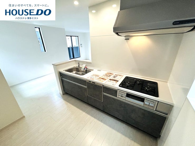 【今日のゴハンは何食べたい?】重たい鍋や大きなフライパンの収納はキッチン下のスライド収納へ。ちょっとした家事の手間を楽にする、家族みんなが使いやすいキッチンです。