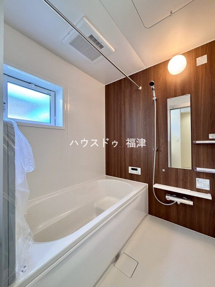 ゆとりのある浴室。足を伸ばしてご入浴いただけます。
1日の疲れを存分と癒してください。
《福岡市東区奈多1丁目 新築戸建》