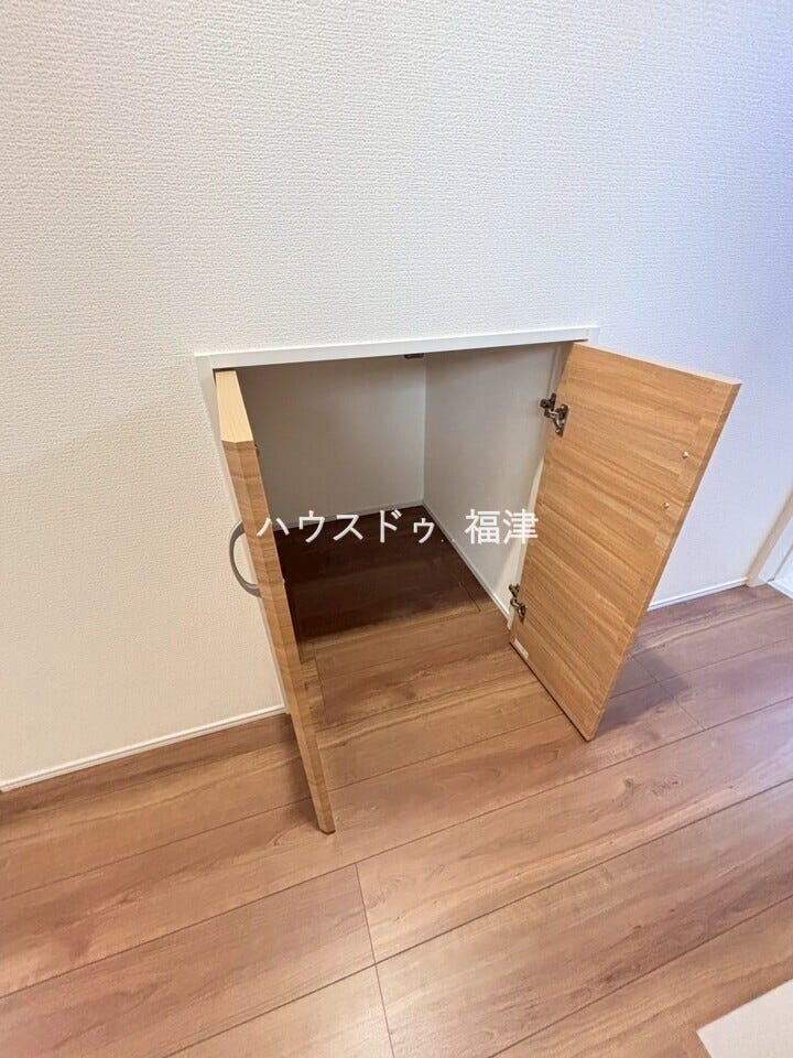 1階の廊下収納です♪
防災グッズを収納しておくのも便利です♪
《福岡市東区奈多1丁目 新築戸建》