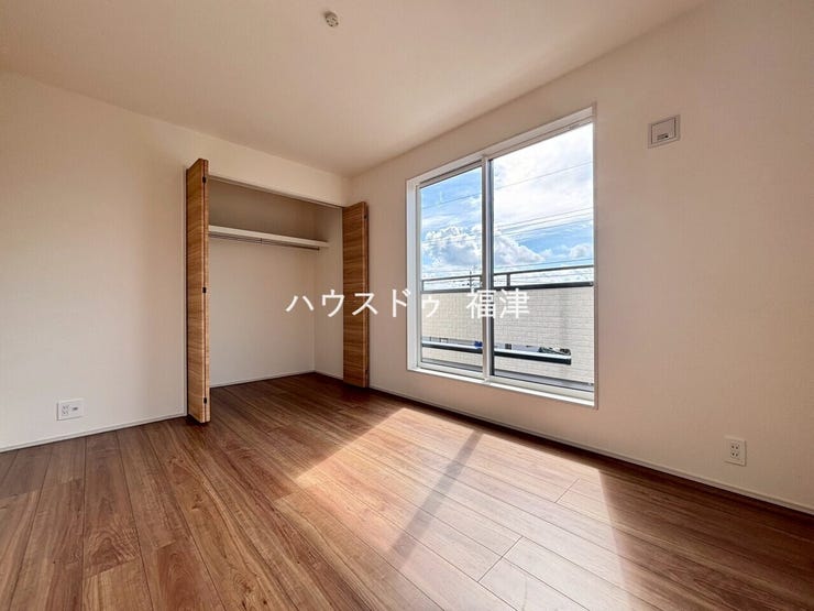 約6.0帖の洋室です♪
バルコニーに面しており、明るい室内です☆
《福岡市東区奈多1丁目 新築戸建》