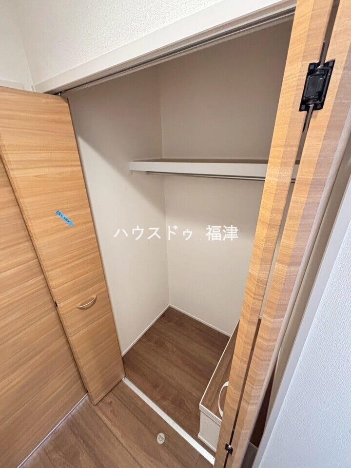 3階の廊下収納です♪
ご家族で使用するものをしまっておくと便利です♪
《福岡市東区奈多1丁目 新築戸建》