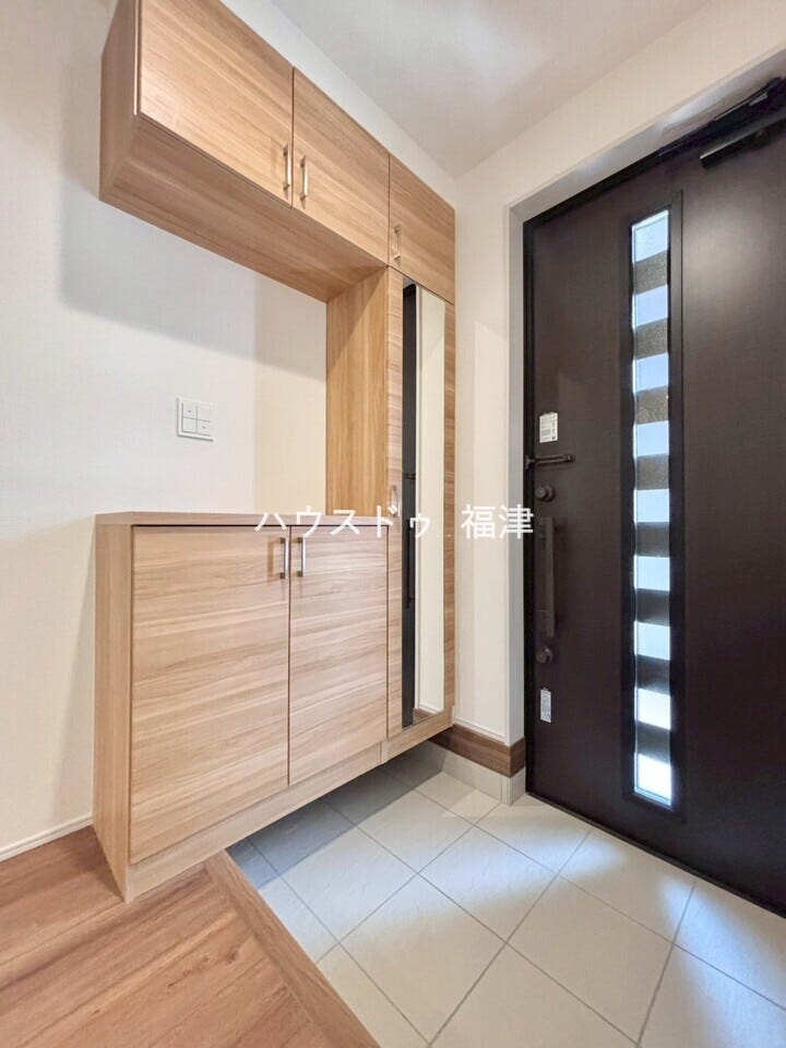 玄関には可動棚タイプのシューズボックスを完備!
高さのある靴もすっきり収納できます◎
《福岡市東区奈多1丁目 新築戸建》