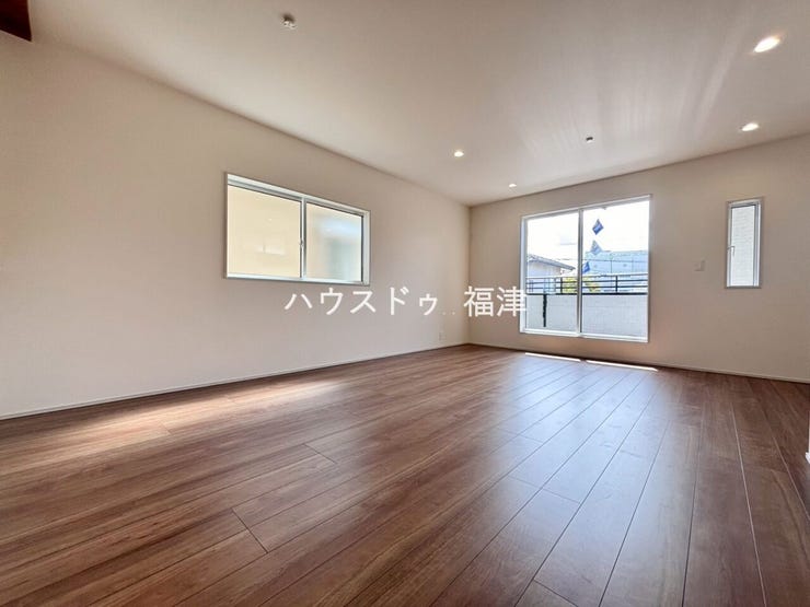 大きな窓からは気持ちのよい光が差し込みます。
明るいリビングだとご家族との会話も弾みますね!
《福岡市東区奈多1丁目 新築戸建》