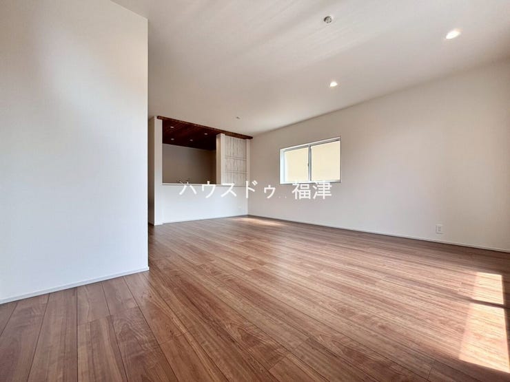 広々としたリビングは、ホワイトと木目調の内装。
落ち着いた雰囲気に包まれて、
ゆったりと家族団らんのひとときを過ごせます♪
《福岡市東区奈多1丁目 新築戸建》