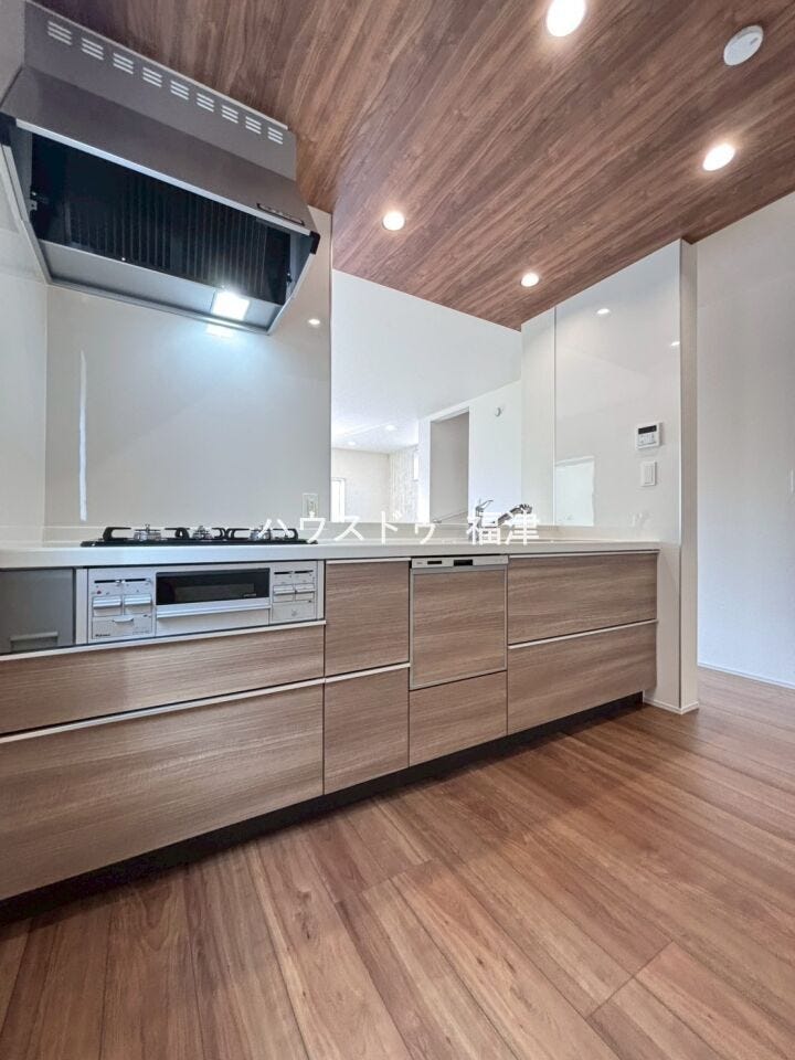 誰もが使いやすいデザインのキッチン♪
お料理をしている最中でも
リビングにいるご家族との会話を楽しめます。
《福岡市東区奈多1丁目 新築戸建》