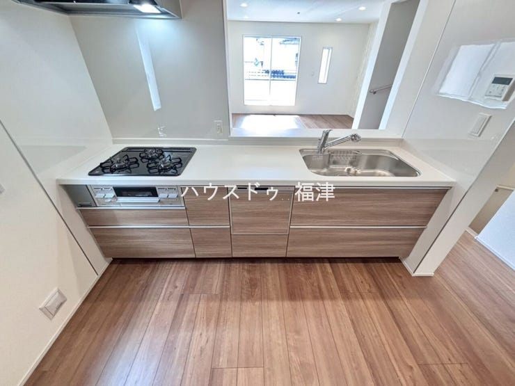 日常活躍する重要な水回りでもあるからこそ
機能性・デザイン性に力を入れています♪
お手入れのしやすいシステムキッチンです♪
《福岡市東区奈多1丁目 新築戸建》