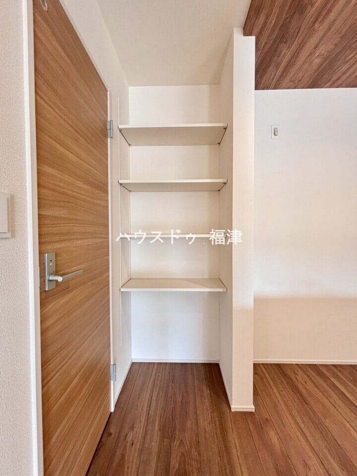 調理家電やお皿など、乱雑になりがちなキッチンを
すっきりまとめてくれるパントリー付き!
キッチンを広々と使うことができます!
《福岡市東区奈多1丁目 新築戸建》