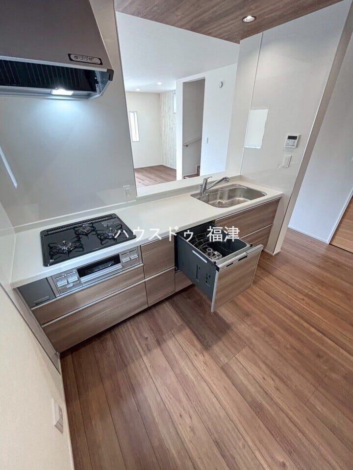 1番上から1番下までしっかり収納!
調理器具や調味料などがすっぽり収まり、
出し入れも簡単なスライドタイプ♪
《福岡市東区奈多1丁目 新築戸建》