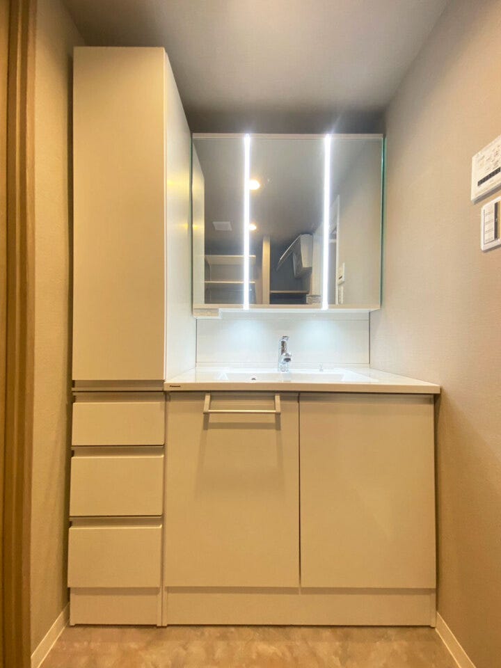 洗面台には三面鏡を採用。身だしなみを整えやすい事はもちろんですが、鏡の後ろに収納スペースを設ける事により、散らかりやすい洗面スペースをすっきりさせる事が出来ます!