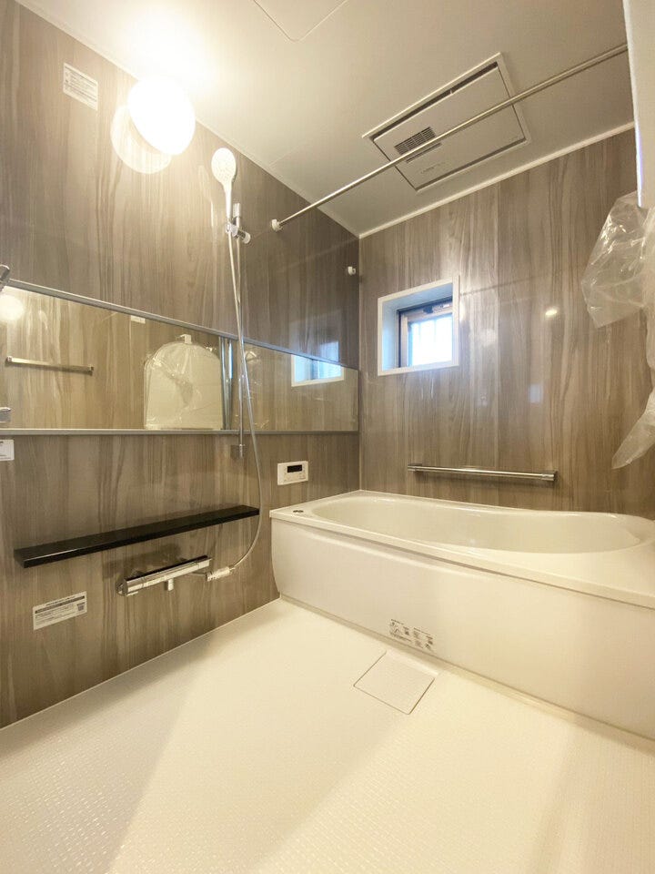 落ち着いた木目柄のアクセントパネルをあしらったバスルームは、視覚的にも温かさを感じ、よりくつろげるお風呂時間をもたらしてくれます。