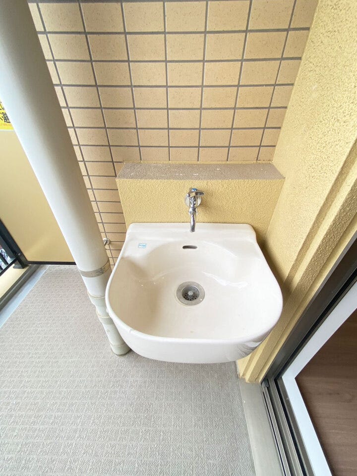 窓や網戸のお掃除に便利なスロップシンク付き