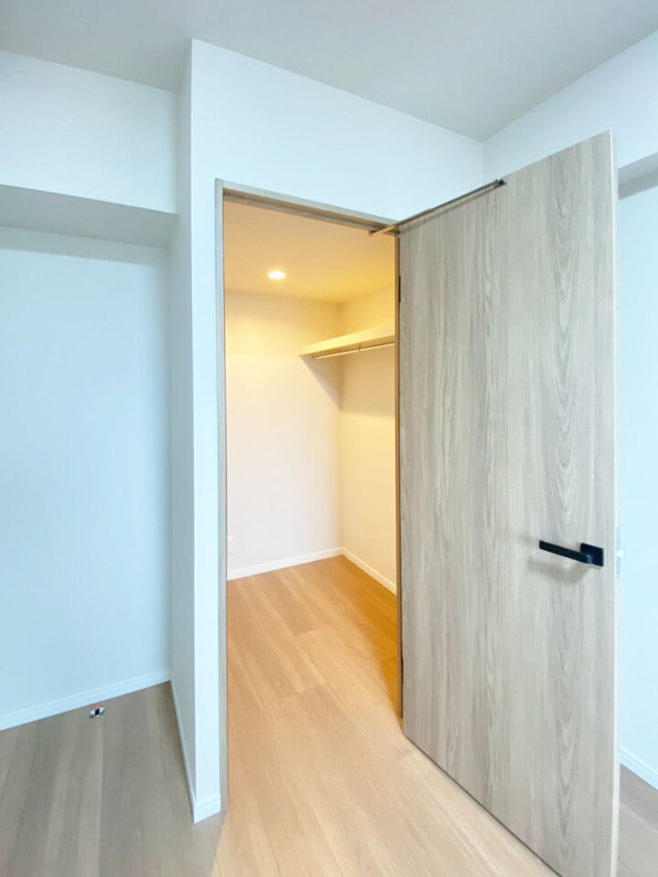 寝室にウォークインクローゼットがあれば、朝の支度もスムーズですね。季節を問わず収納できて、衣替えの必要もありません