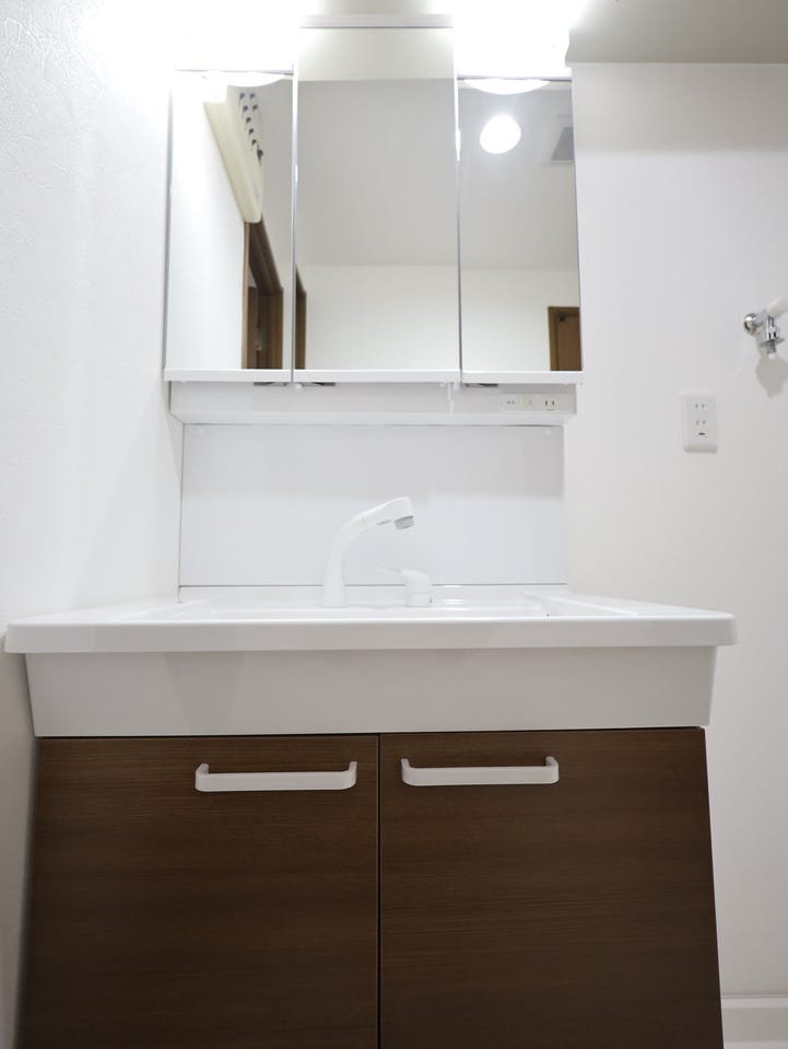 収納たっぷりの洗面台で、すっきりとした空間をキープ。使いやすさと美しさを兼ね備えた快適な暮らしを実現。
