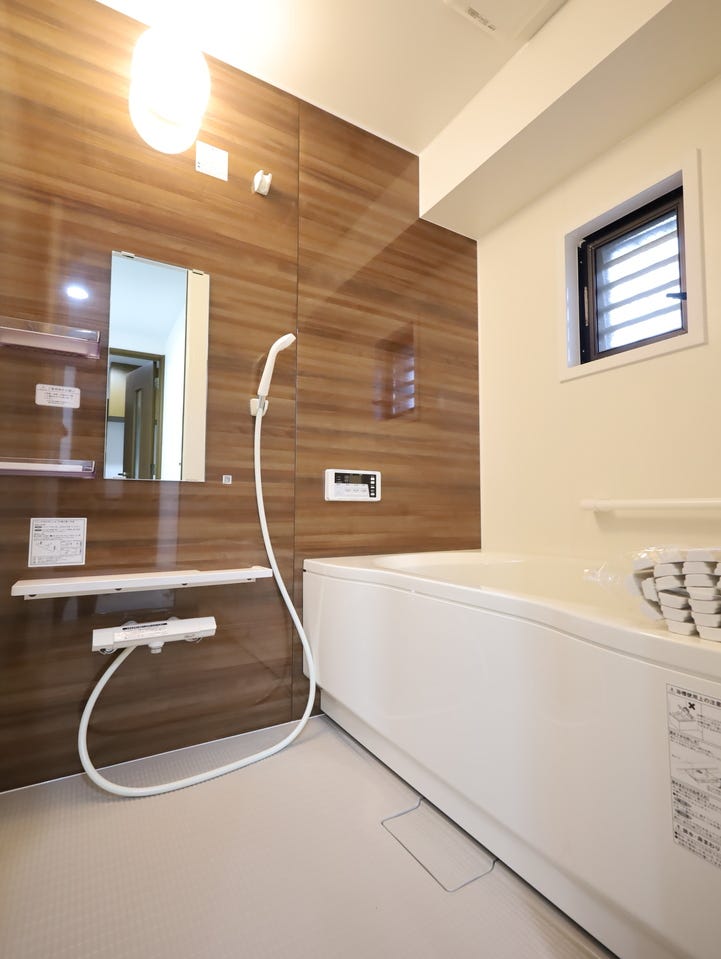 窓付きの浴室で、自然光と爽やかな風を感じながらリラックス。心地よいひとときを楽しめる快適な空間。