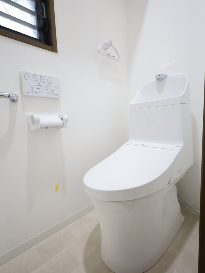 快適な温水洗浄便座付きです。窓付で明るく換気もできます◎