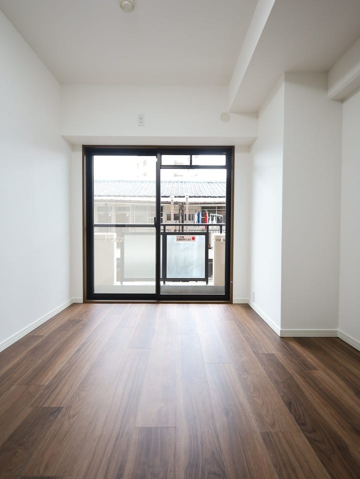 陽光たっぷりの5.8帖洋室です。バルコニーに面し、開放的で心地よい空間です♪