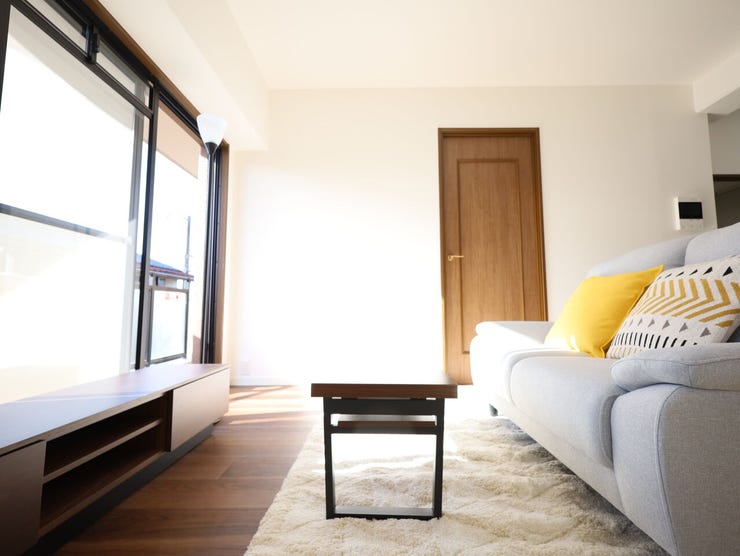 大きな窓から陽差しが降り注ぐLDK!ゆとりあふれる室内空間が心地よい暮らしを実現。