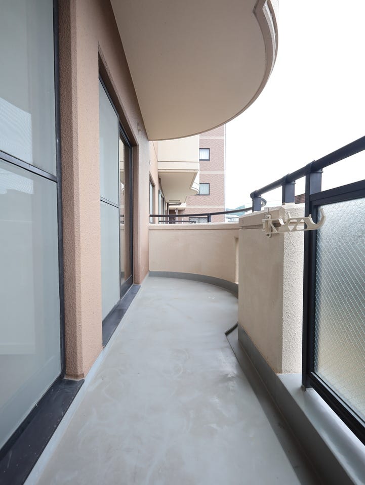 南西向きバルコニー。2部屋からバルコニーに出られるので、お布団干にも便利です!