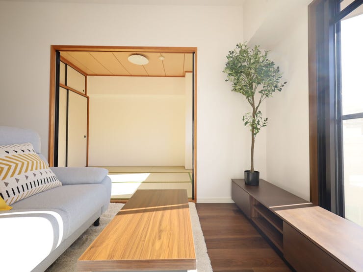 モダンでおしゃれなLDK。開放的な空間に自然光が心地よく広がり、くつろぎと上質な暮らしを楽しめる住まい。