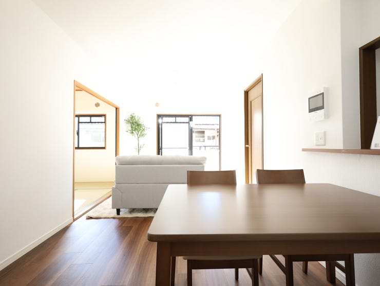 大きな掃き出し窓から入る日差しはとても暖かく、お部屋を明るく照らしてくれます。