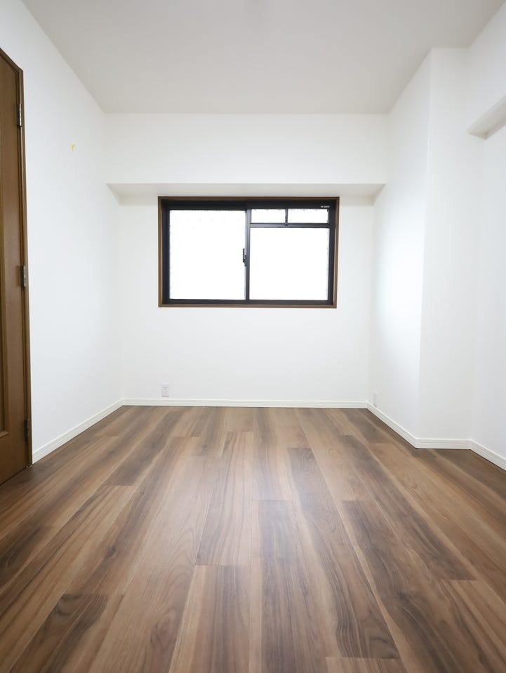 お子様部屋としてお使いいただける6帖洋室です。各居室に収納スペースがございます。