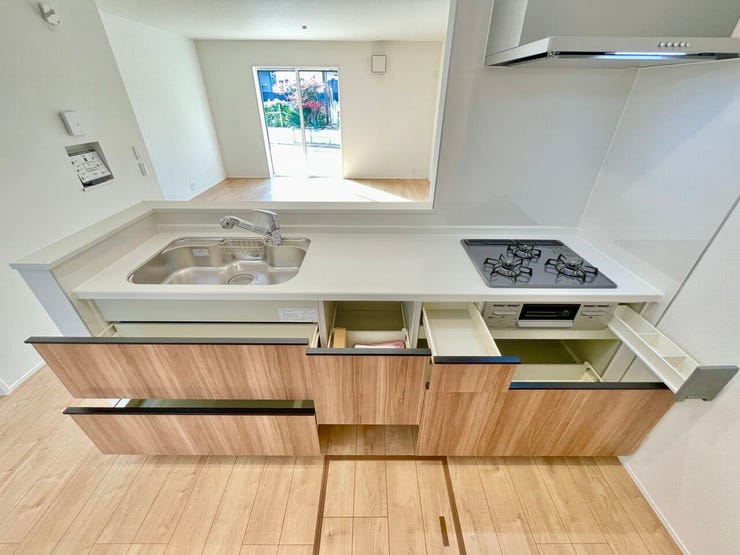 収納豊富♪
カウンターキッチンなので、リビングの様子を見ながら作業をすることが出来ます◎