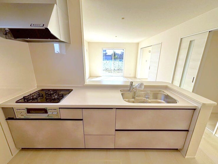 システムキッチンは調理に必要な道具を最小限の動きで取り出せるよう、使い勝手も工夫されており、収納力と収納のしやすさを同時に備えています!