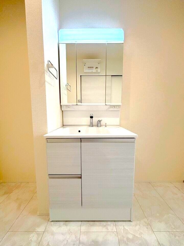 三面鏡付き洗面台は鏡の裏に大容量の収納があり、収納物を隠すことが出来ます!