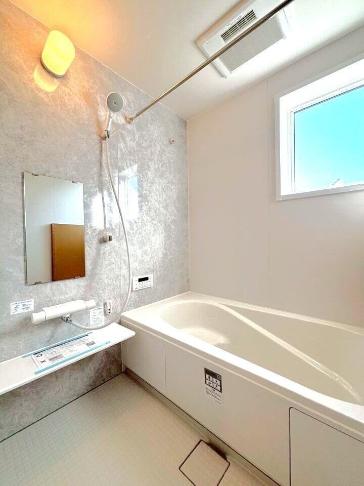 浴室に物干し竿があるため室内で洗濯物を干すことができ、 雨の日や寒い季節など、外に干すことが難しい場合に重宝します。