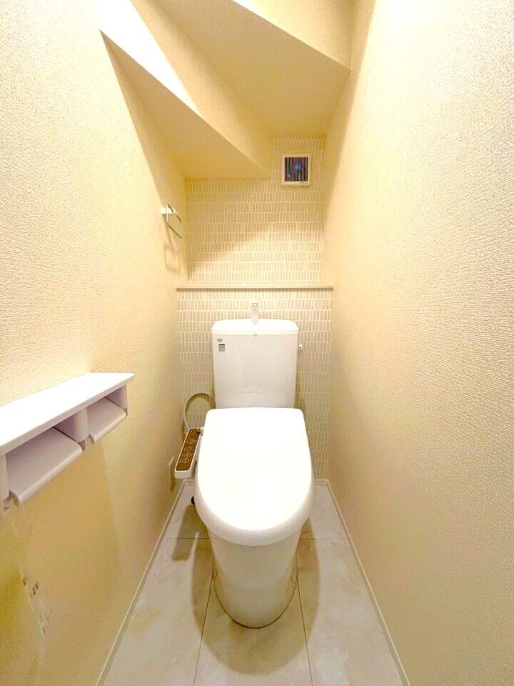 温水洗浄便座はトイレットペーパーの使用量を減らせるため、肌への負担が軽減され、特に敏感肌の方に適しています!