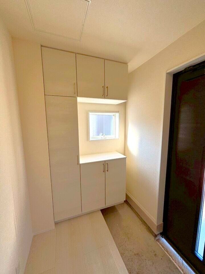 窓付きの玄関はおしゃれで洗練された印象を与え、家の外観のアクセントとしても機能します。