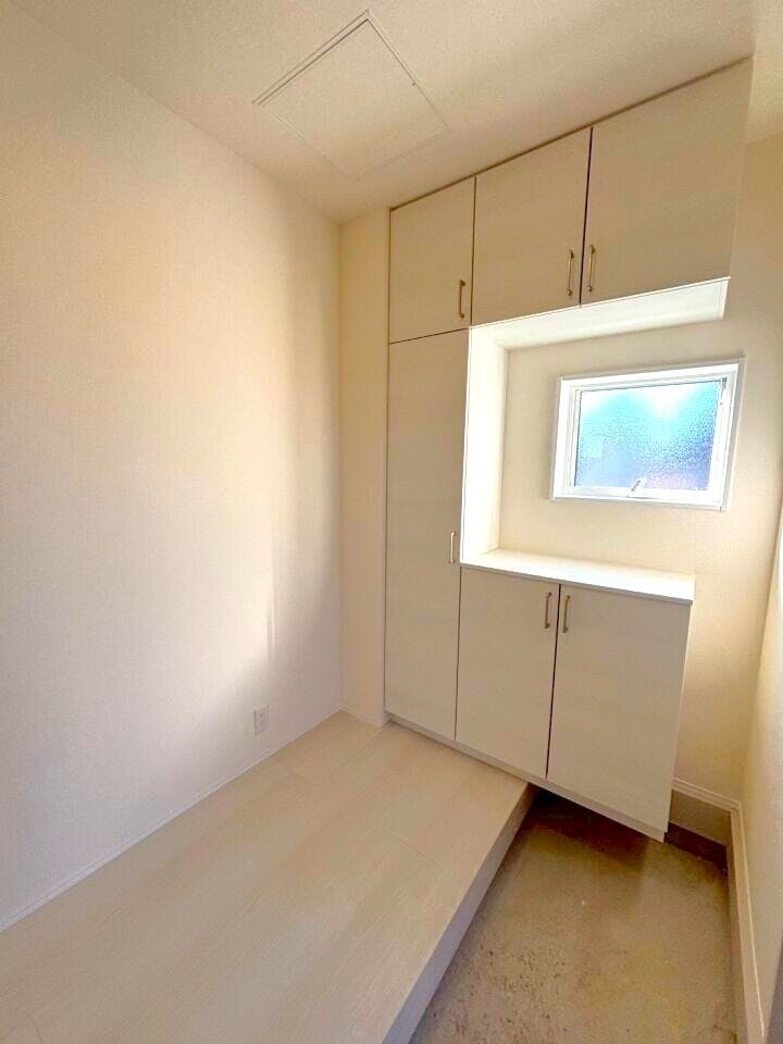 大容量のシューズボックスで靴の種類や季節に応じて多くの靴を収納でき、家族全員分の靴を一箇所にまとめて管理できます。