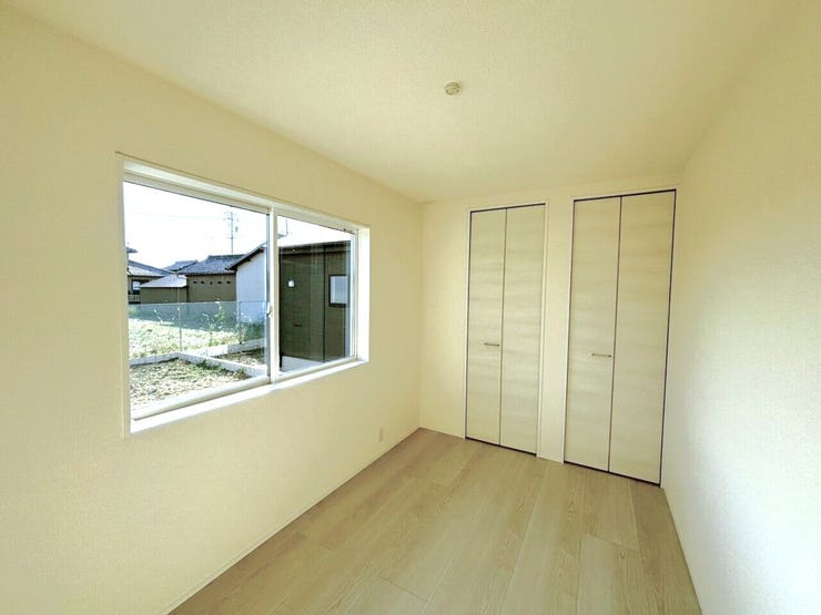 5帖の洋室はコンパクトなデスクとチェアを置いて、自宅での作業や勉強のための集中スペースにもなります。