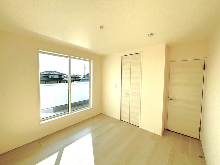 約6帖の洋室は部屋の広さが適度なため、家具の配置やインテリアデザインがしやすく、狭すぎず広すぎない居心地の良い空間を作れます。