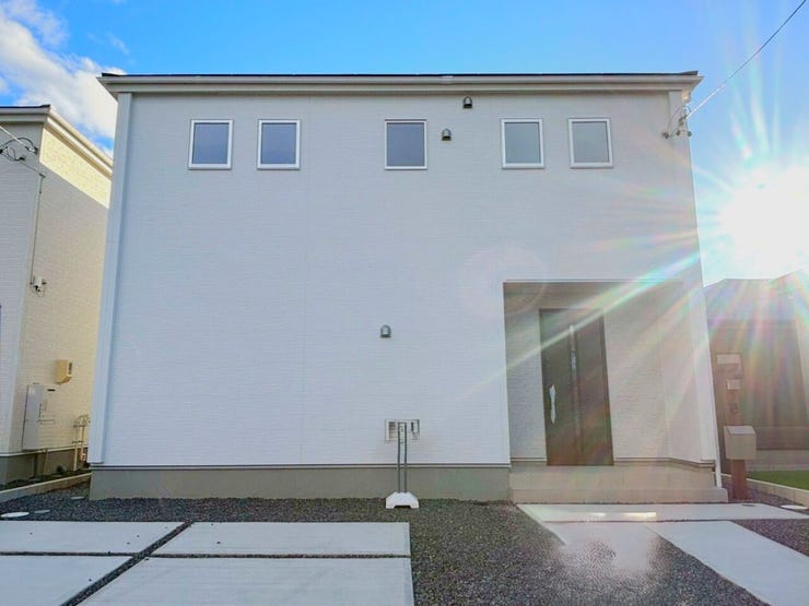 道路が狭いことで、大型車や多くの車両が通行することが少なく、静かで落ち着いた環境が得られます。特に小さなお子さんがいる家庭では安心です。