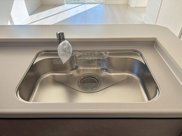 水道の蛇口に浄水機能が一体化されているため、浄水器やペットボトルの置き場を気にする必要がありません。