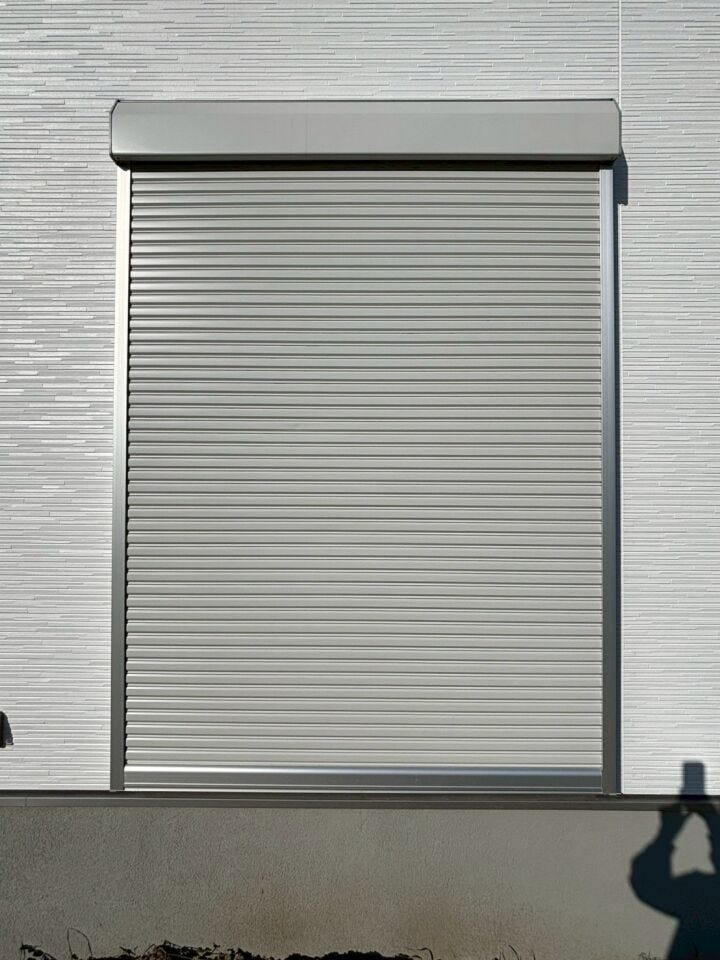 雨戸とシャッターを組み合わせることで、強風や大雨などの悪天候にもより効果的に対応できます。家屋の保護能力が向上します。