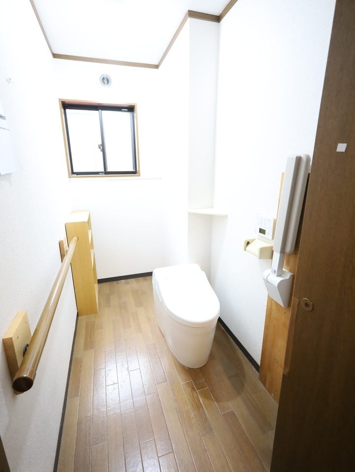 バリアフリー対応の手すり付きトイレです。